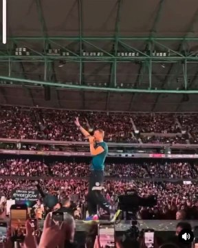 Chris Martin cae en un agujero durante un concierto de Coldplay y asusta a sus fanáticos