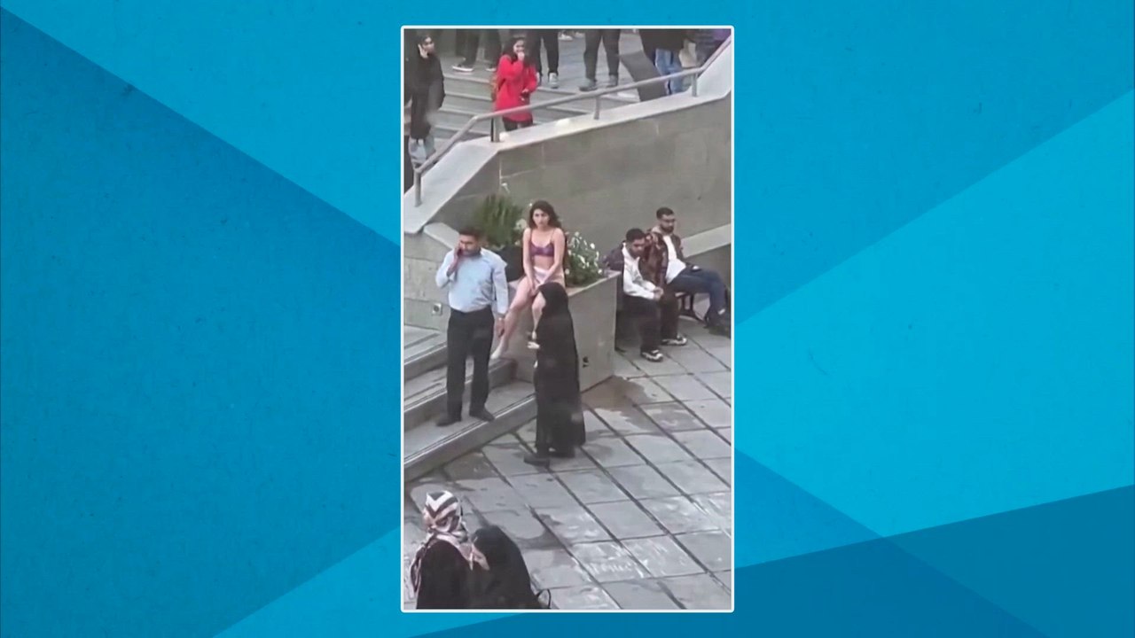 Una estudiante iraní se quita la ropa en un recinto universitario tras ser agredida por no llevar hiyab