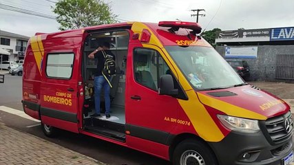 Ciclista fica ferida ao bater com carro na Avenida Rocha Pombo