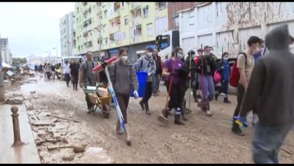 A Valencia si lavora per ripulire la città invasa dal fango