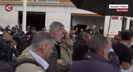 Dianggap lambat atasi bencana, Raja Spanyol dilempari lumpur