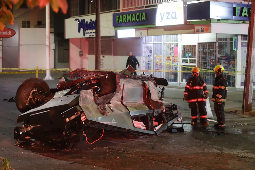 Tesla cybertruck crash