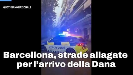 Barcellona, strade allagate per l'arrivo della Dana
