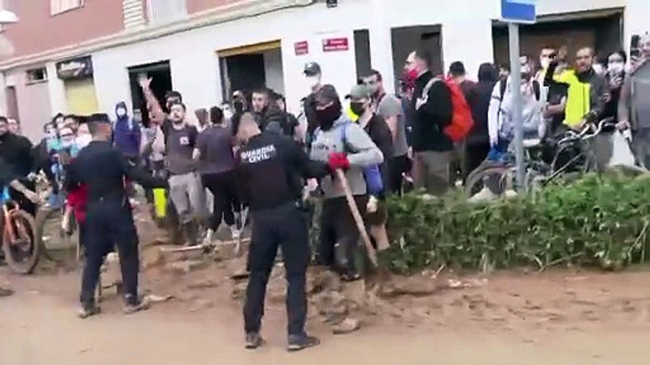 Spaniens König wird mit Schlamm beworfen und ausgebuht