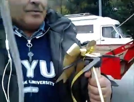 Duemila zappe contro Equitalia, la protesta di un allevatore all'Aquila