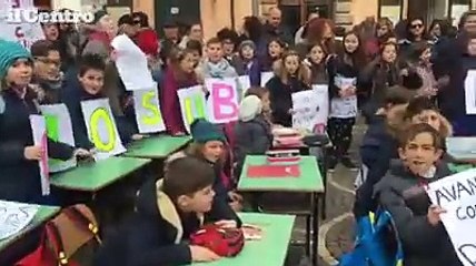 Montorio, un paese in piazza per avere una scuola sicura