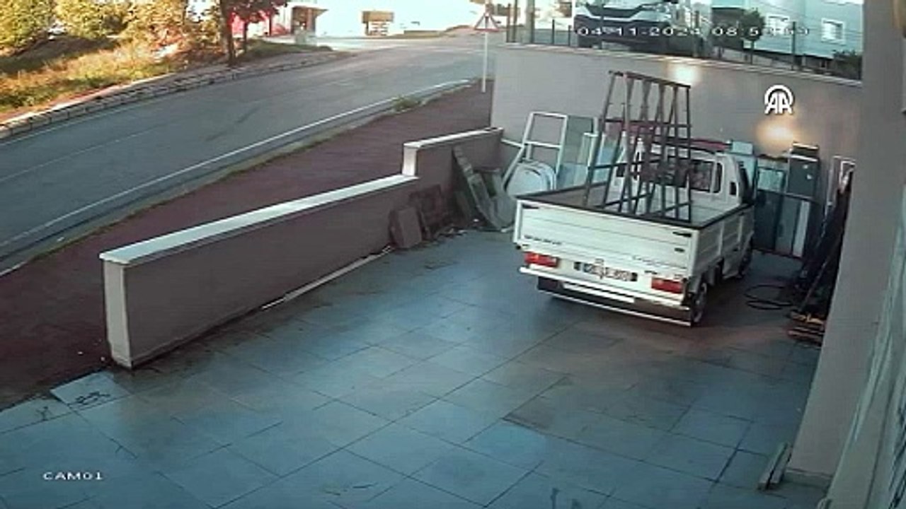 Samsun'da 2 aracın çarpışması güvenlik kamerasınca görüntülendi