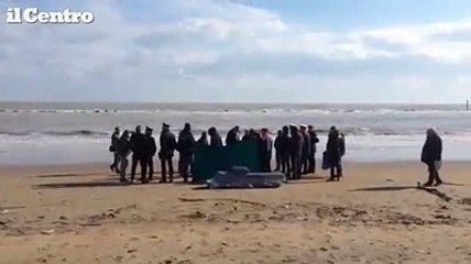 Pescara, corpo senza vita ritrovato sulla spiaggia: ? giallo