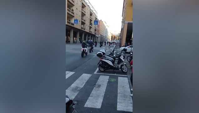 Centinaia di scooter e motorini a tutto gas: il corteo illegale per le vie di Bolzano
