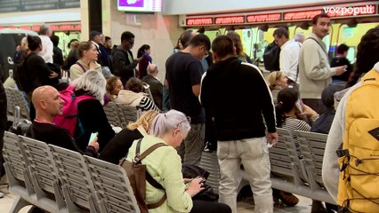 Acumulación de pasajeros en Sants por la suspensión del servicio de Rodalies y Alta Velocidad