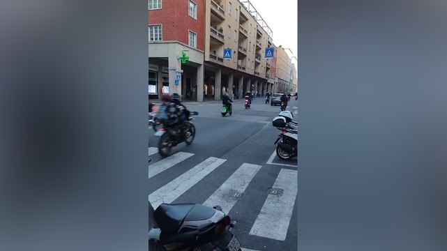 Centinaia di scooter e motorini a tutto gas: il corteo illegale per le strade di Bolzano