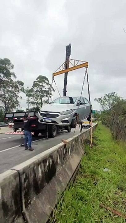 Carro roda na pista e fica pendurado em mureta em Florianópolis