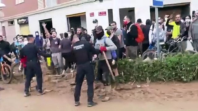 فيضانات فالنسيا: احتجاجات عارمة تستقبل الملك فيليبي السادس أثناء زيارته لإحدى المناطق المنكوبة