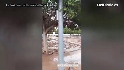 Exterior del Centro Comercial Bonaire tras el paso de la DANA