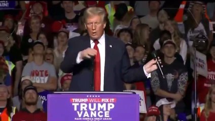 Donald Trump mime une fellation en plein meeting (vidéo)