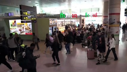 Medio centenar de vuelos cancelados en El Prat