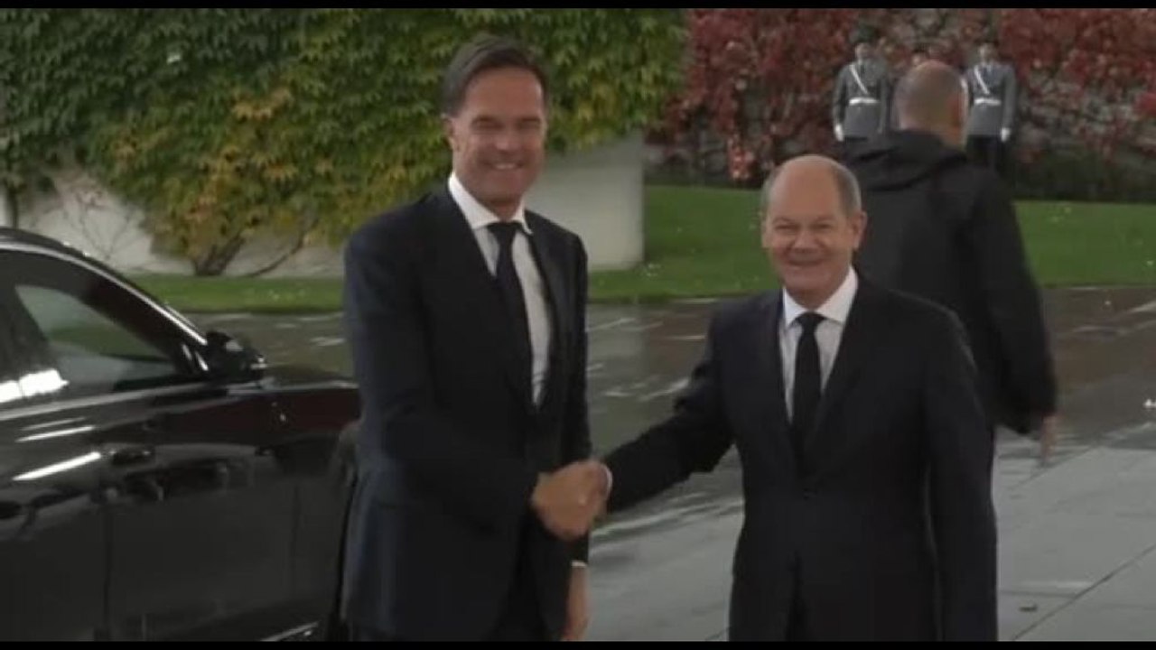 Nato, onori militari e strette di mano, Scholz riceve Rutte a Berlino