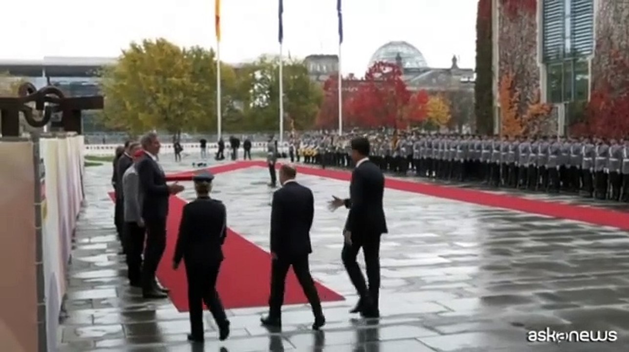 Nato, onori militari e strette di mano, Scholz riceve Rutte a Berlino