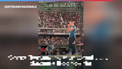 Chris Martin, incidente sul palco durante il concerto