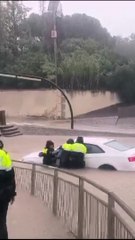 Los Mossos rescatan a un hombre atrapado en su coche en Baix Llobregat