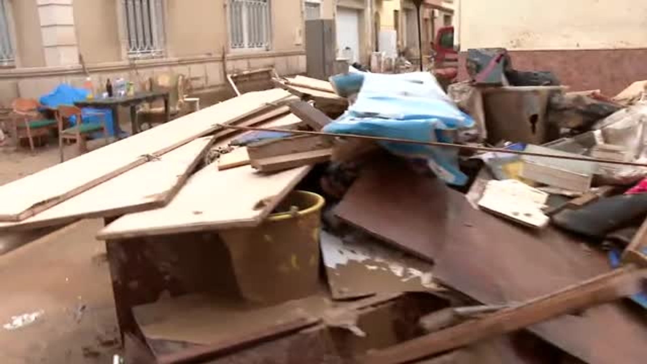 Los muebles cubiertos de barro llenan las calles de los municipios valencianos