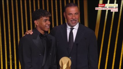 Lamine Yamal recibe el Trofeo Kopa en la ceremonia del Balón de Oro 2024