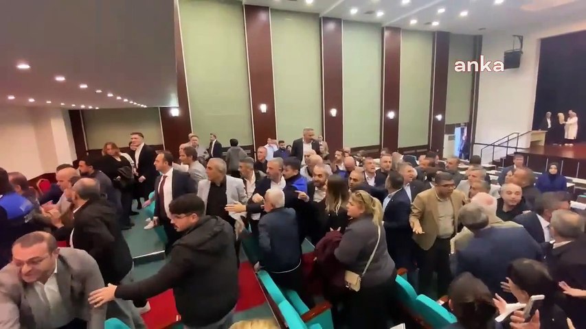 Kağıthane Belediyesi Meclisi'nde CHP'lilere saldırı: 2 yaralı