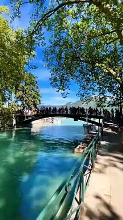 Une des meilleures villes de France   Annecy    Tous nos bons plans à retrouver en bio ! ❤️‍   Abonne-toi au Petit Mauda pour plus d'inspiration !   ©️ Crédit : @mivoyage  #petitmauda #guide #pepite #anepasmanquer #france #paysagemagnifique
