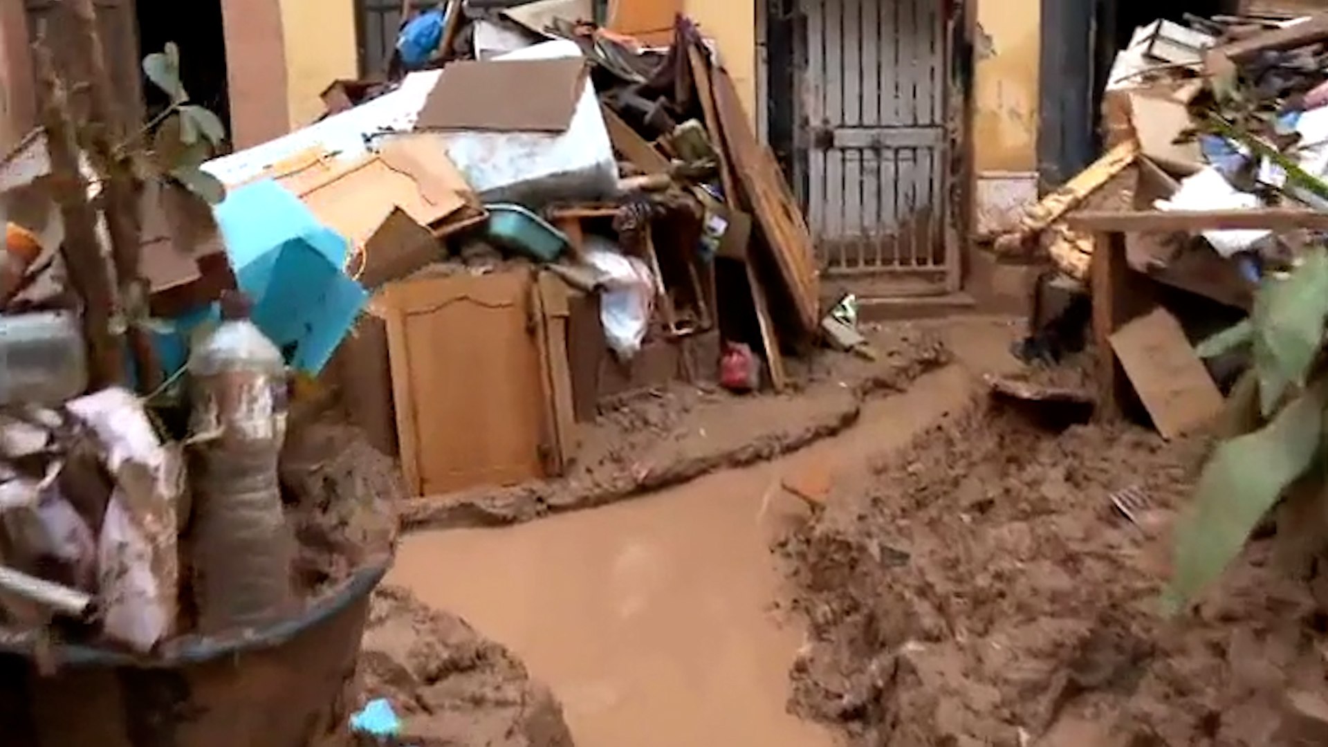 Los muebles cubiertos de barro llenan las calles de los municipios valencianos