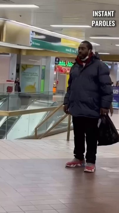 Cet homme sans-abri aide un passant en difficulté puis reçoit une récompense inattendue