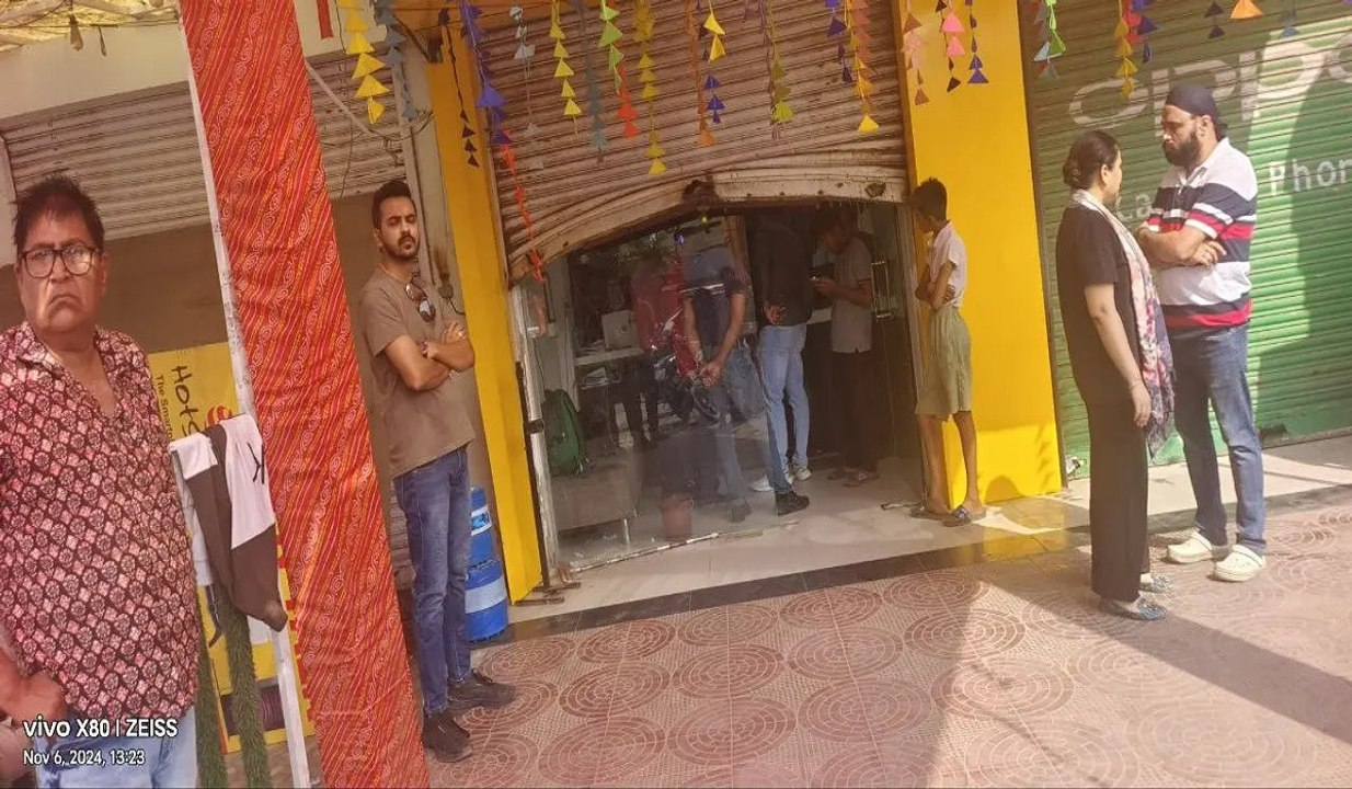 16 मिनट में मोबाइल शोरूम से 1 करोड़ 80 लाख के म...