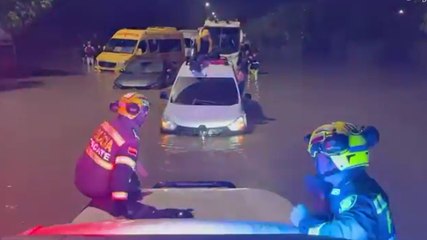 ¡A "navegar" por Bogotá! Policía utiliza bote inflable para rescatar a los varados por inundaciones