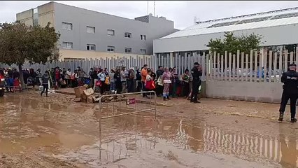 Largas colas en la zona cero de Valencia por recibir atención y recursos