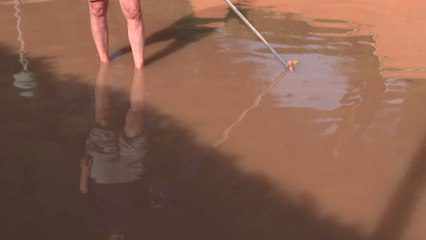 Vecinos limpian los efectos de la DANA en Tarragone