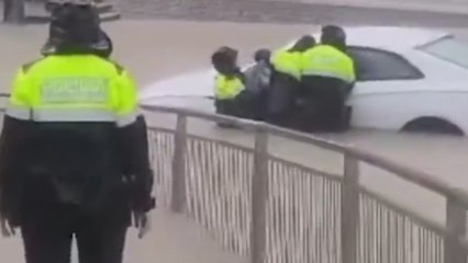 El momento más agónico en Barcelona: el rescate 'in extremis' a este conductor