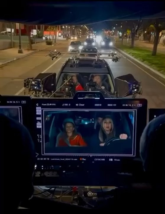 On a squatté une #rue du …neuf quatre pour faire croire qu’on est aux #US …sur #Marne !!! #Voiture sur #remorque et des #comédiennes dedans qui font semblant de parler. On va doubler les #dialogues au studio car il fait froid et il y a du vent.