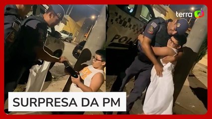 Policiais fazem vaquinha e dão videogame de presente para criança que foi furtada em SP