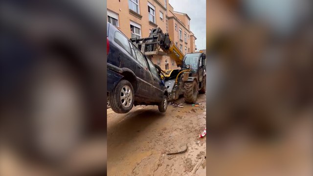 Las grúas que derribaron el Calderón limpian de escombros y vehículos Valencia