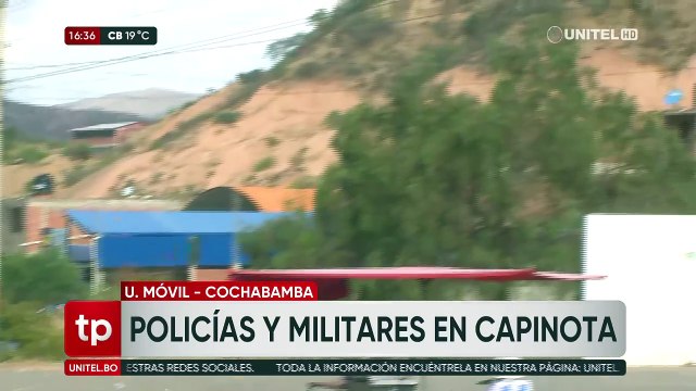 Bloqueadores se enfrentan a policías y militares que buscan despejar la carretera en Capinota