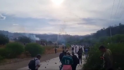 Bloqueadores se enfrentan a policías en Parotani