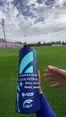Salma entrega a Alexia Putellas el premio a la mejor jugadora de octubre en la Liga F