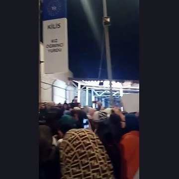 Kilis'te KYK yurdu önünde 'taciz' protestosu