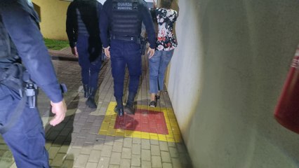 Mulher é presa após bater em jovem que recusou receber oração dela em mercado