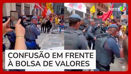 PM avança contra manifestantes e joga bomba de gás durante leilão das escolas em SP