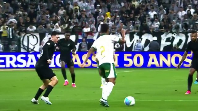 Torcida do Corinthians arremessa uma cabeça de porco em jogo contra o Palmeiras