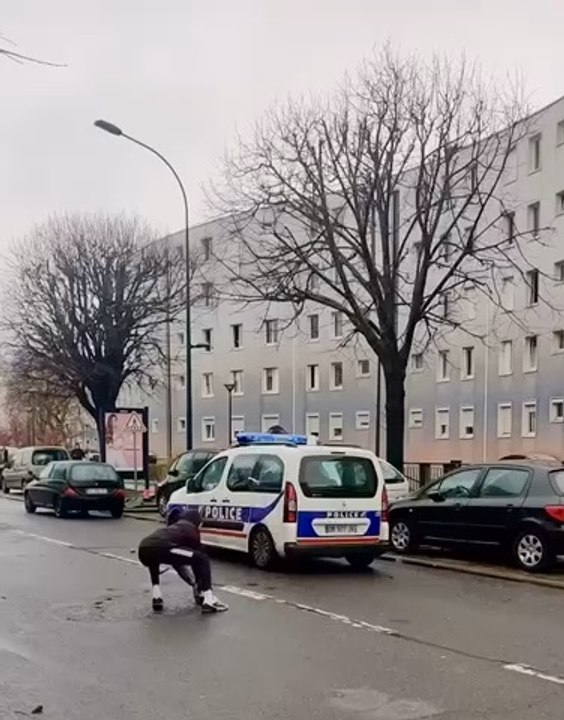 Certes, le soldat doit avoir assaut de lévrier, fuite de loup, défense de sanglier : Maud si la police fuit, qui doit donc nous protéger ?!? #police #policecar #policethepolice #idf #france #fuite