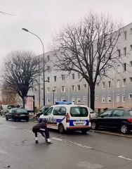 Certes, le soldat doit avoir assaut de lévrier, fuite de loup, défense de sanglier : Maud si la police fuit, qui doit donc nous protéger ?!? #police #policecar #policethepolice #idf #france #fuite