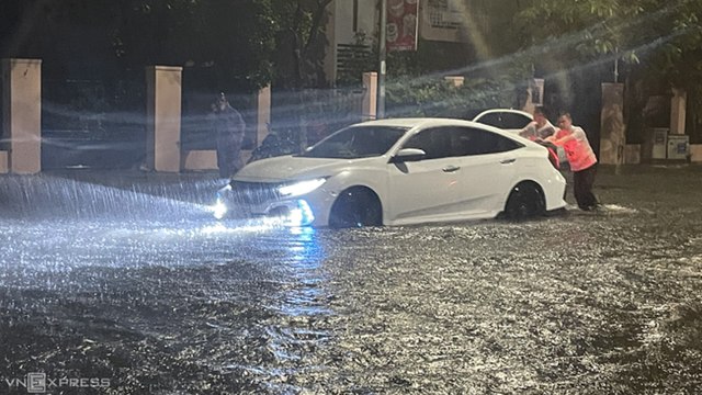 Hàng loạt ô tô, xe máy ngập trong bể nước sau trận mưa lớn ở Đà Nẵng