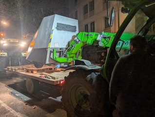 Les Jeunes Agriculteurs de la Drôme déposent un radar devant la préfecture.