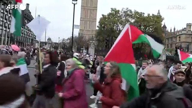Manifestazione pro Palestina a Londra, in centinaia davanti al Parlamento
